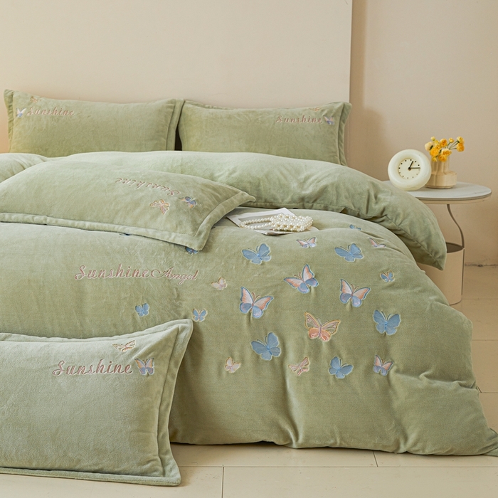 91家纺网 家纺一手货源 找家纺 莱越家纺 2025秋冬新款蝴蝶刺绣牛奶绒四件套 刺绣蝴蝶款-牛奶果绿