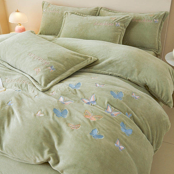 91家纺网 家纺一手货源 找家纺 莱越家纺 2025秋冬新款蝴蝶刺绣牛奶绒四件套 刺绣蝴蝶款-牛奶果绿