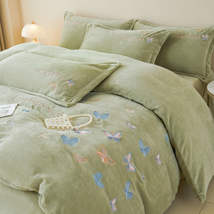 91家纺网 家纺一手货源 找家纺 莱越家纺 2025秋冬新款蝴蝶刺绣牛奶绒四件套 刺绣蝴蝶款-牛奶果绿