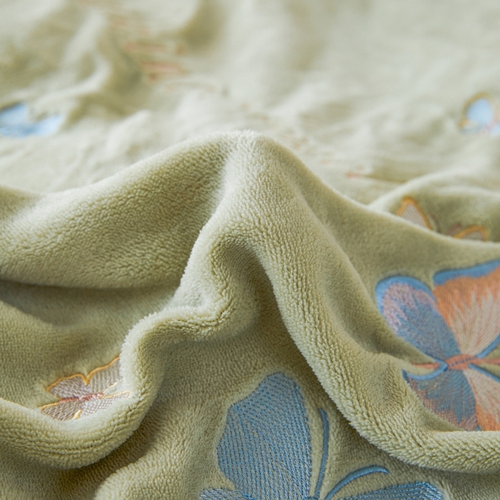 91家纺网 家纺一手货源 找家纺 莱越家纺 2025秋冬新款蝴蝶刺绣牛奶绒四件套 刺绣蝴蝶款-牛奶果绿