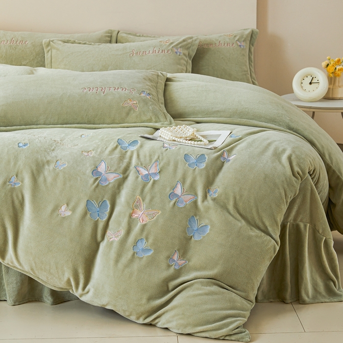 91家纺网 家纺一手货源 找家纺 莱越家纺 2025秋冬新款蝴蝶刺绣牛奶绒四件套 刺绣蝴蝶款-牛奶果绿