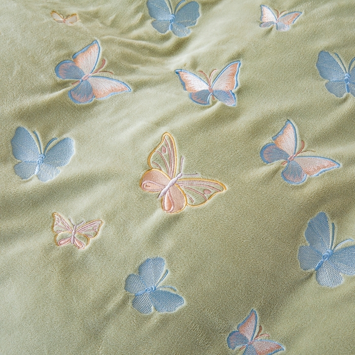 91家纺网 家纺一手货源 找家纺 莱越家纺 2025秋冬新款蝴蝶刺绣牛奶绒四件套 刺绣蝴蝶款-牛奶果绿