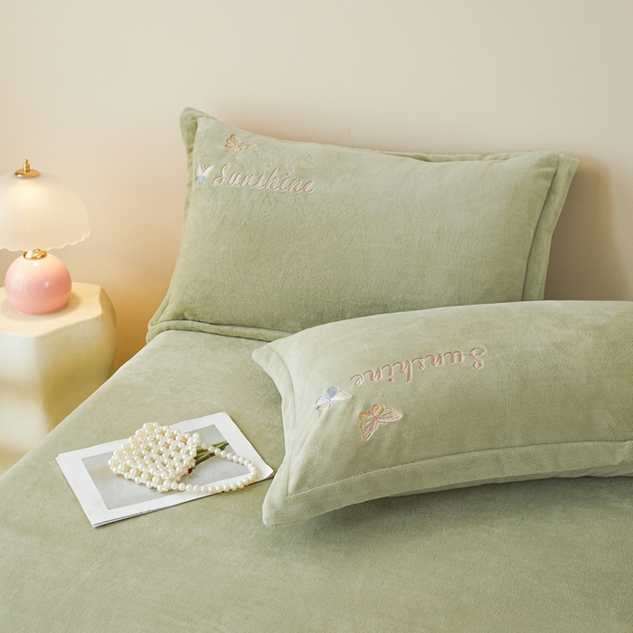 91家纺网 家纺一手货源 找家纺 莱越家纺 2025秋冬新款蝴蝶刺绣牛奶绒四件套 刺绣蝴蝶款-牛奶果绿