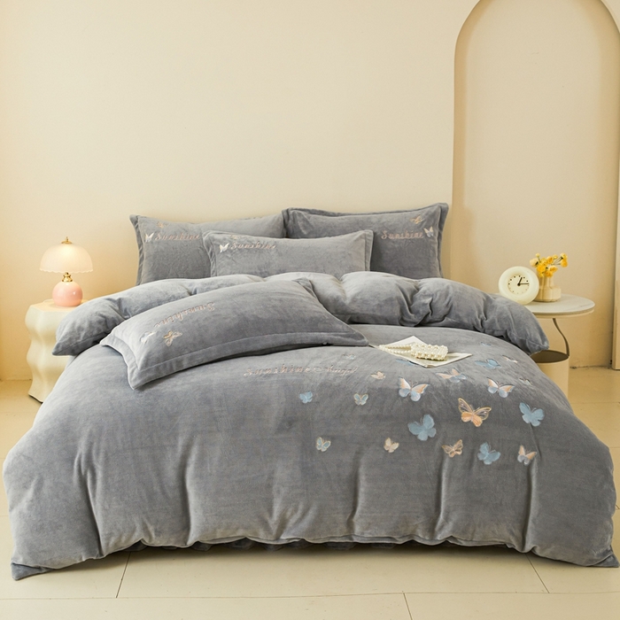 91家纺网 家纺一手货源 找家纺 莱越家纺 2025秋冬新款蝴蝶刺绣牛奶绒四件套 刺绣蝴蝶款-绅士灰