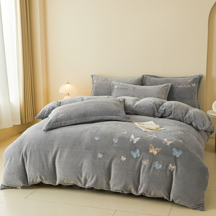 91家纺网 家纺一手货源 找家纺 莱越家纺 2025秋冬新款蝴蝶刺绣牛奶绒四件套 刺绣蝴蝶款-绅士灰