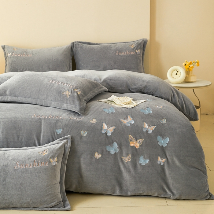 91家纺网 家纺一手货源 找家纺 莱越家纺 2025秋冬新款蝴蝶刺绣牛奶绒四件套 刺绣蝴蝶款-绅士灰