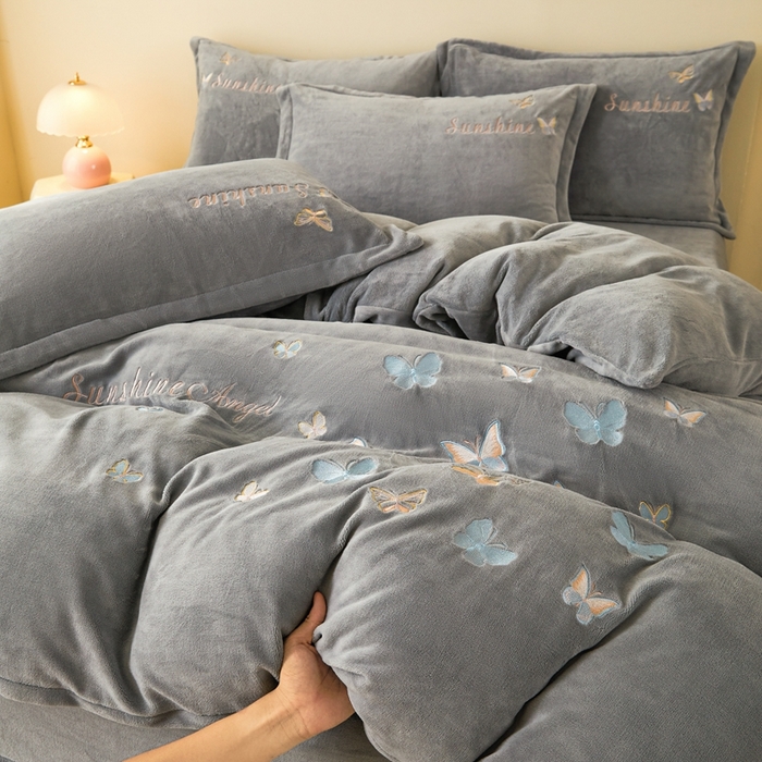 91家纺网 家纺一手货源 找家纺 莱越家纺 2025秋冬新款蝴蝶刺绣牛奶绒四件套 刺绣蝴蝶款-绅士灰