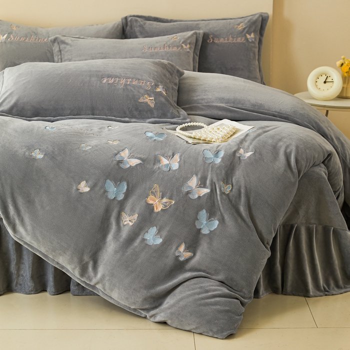 91家纺网 家纺一手货源 找家纺 莱越家纺 2025秋冬新款蝴蝶刺绣牛奶绒四件套 刺绣蝴蝶款-绅士灰