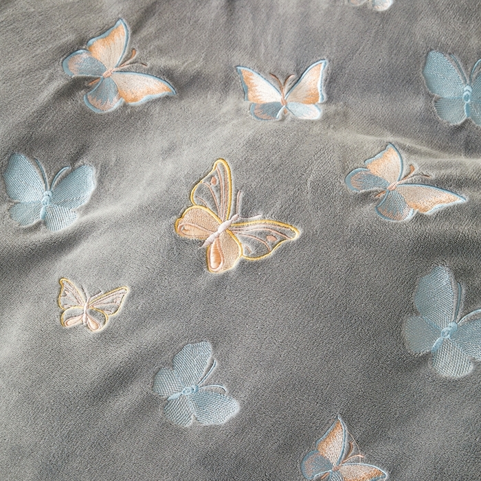 91家纺网 家纺一手货源 找家纺 莱越家纺 2025秋冬新款蝴蝶刺绣牛奶绒四件套 刺绣蝴蝶款-绅士灰