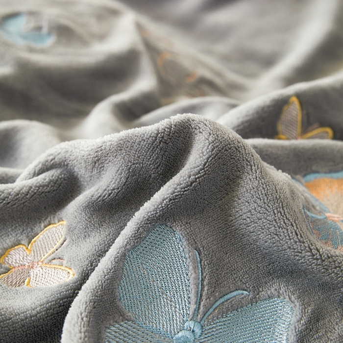 91家纺网 家纺一手货源 找家纺 莱越家纺 2025秋冬新款蝴蝶刺绣牛奶绒四件套 刺绣蝴蝶款-绅士灰