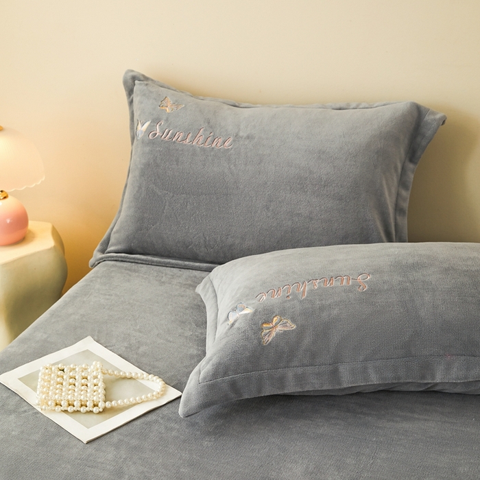 91家纺网 家纺一手货源 找家纺 莱越家纺 2025秋冬新款蝴蝶刺绣牛奶绒四件套 刺绣蝴蝶款-绅士灰