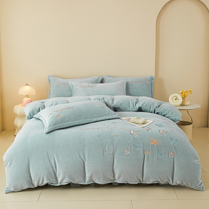 91家纺网 家纺一手货源 找家纺 莱越家纺 2025秋冬新款蝴蝶刺绣牛奶绒四件套 刺绣蝴蝶款-天蓝