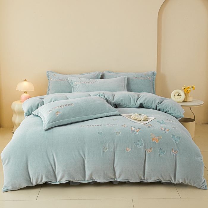 91家纺网 家纺一手货源 找家纺 莱越家纺 2025秋冬新款蝴蝶刺绣牛奶绒四件套 刺绣蝴蝶款-天蓝