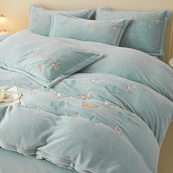 91家纺网 家纺一手货源 找家纺 莱越家纺 2025秋冬新款蝴蝶刺绣牛奶绒四件套 刺绣蝴蝶款-天蓝