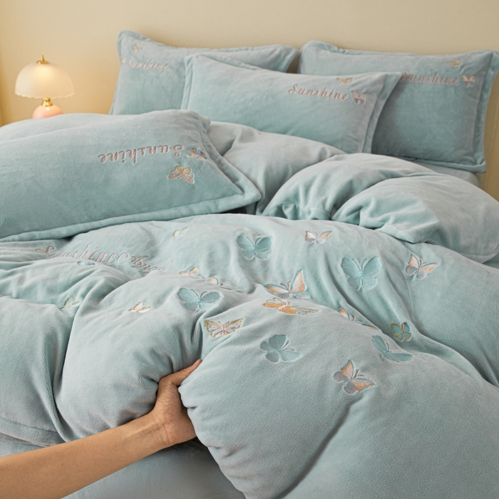 91家纺网 家纺一手货源 找家纺 莱越家纺 2025秋冬新款蝴蝶刺绣牛奶绒四件套 刺绣蝴蝶款-天蓝