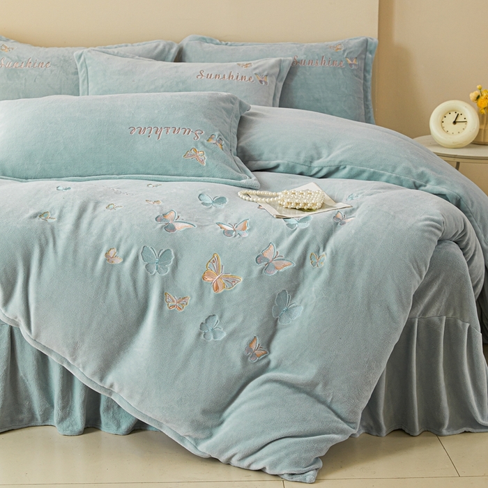 91家纺网 家纺一手货源 找家纺 莱越家纺 2025秋冬新款蝴蝶刺绣牛奶绒四件套 刺绣蝴蝶款-天蓝