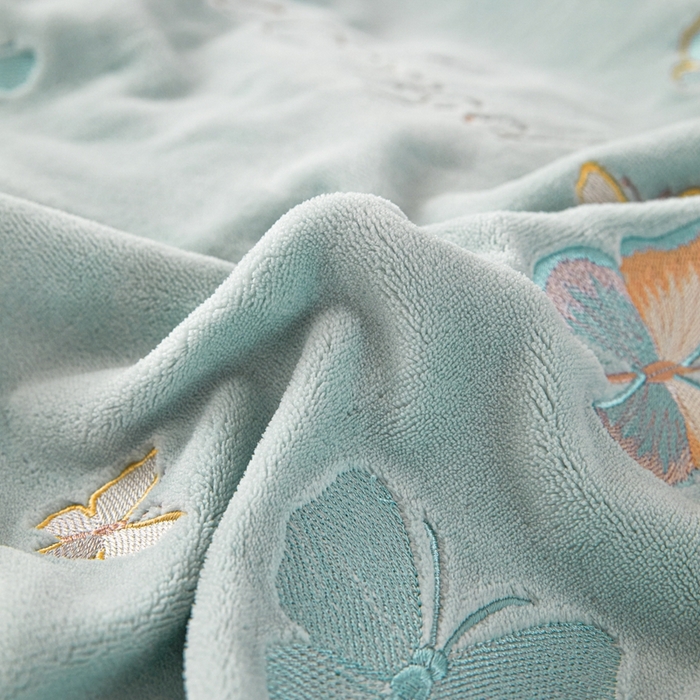 91家纺网 家纺一手货源 找家纺 莱越家纺 2025秋冬新款蝴蝶刺绣牛奶绒四件套 刺绣蝴蝶款-天蓝