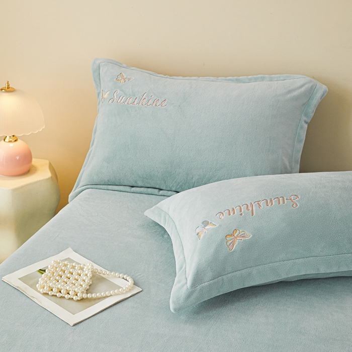 91家纺网 家纺一手货源 找家纺 莱越家纺 2025秋冬新款蝴蝶刺绣牛奶绒四件套 刺绣蝴蝶款-天蓝