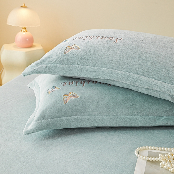 91家纺网 家纺一手货源 找家纺 莱越家纺 2025秋冬新款蝴蝶刺绣牛奶绒四件套 刺绣蝴蝶款-天蓝