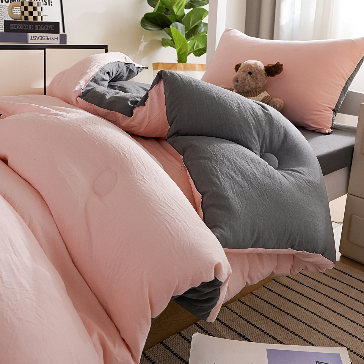 91家纺网 家纺一手货源 找家纺 益多眠 2025新款双拼云朵被冬被被子被芯 双拼系列-粉色+深灰