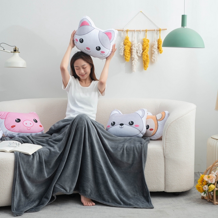 91家纺网 家纺一手货源 找家纺 新奇异 2025新款卡通抱枕 （支持定制）毯子 组合图仅供展示