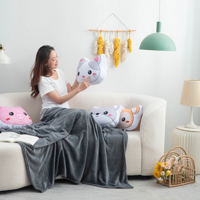 91家纺网 家纺一手货源 找家纺 新奇异 2025新款卡通抱枕 （支持定制）毯子 组合图仅供展示