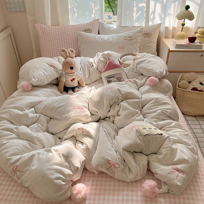 91家纺网 家纺一手货源 找家纺 桃心家居 2025新款A类ins云柔水洗棉织标混搭蝴蝶结毛球少女奶呼呼仙气四件套系列 水洗棉毛球-蝴蝶结粉果气泡