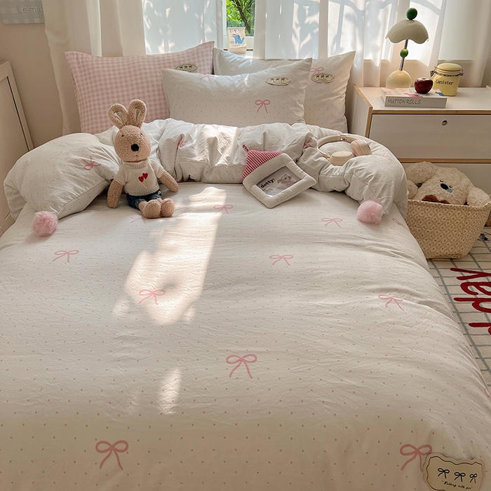 91家纺网 家纺一手货源 找家纺 桃心家居 2025新款A类ins云柔水洗棉织标混搭蝴蝶结毛球少女奶呼呼仙气四件套系列 水洗棉毛球-蝴蝶结粉果气泡