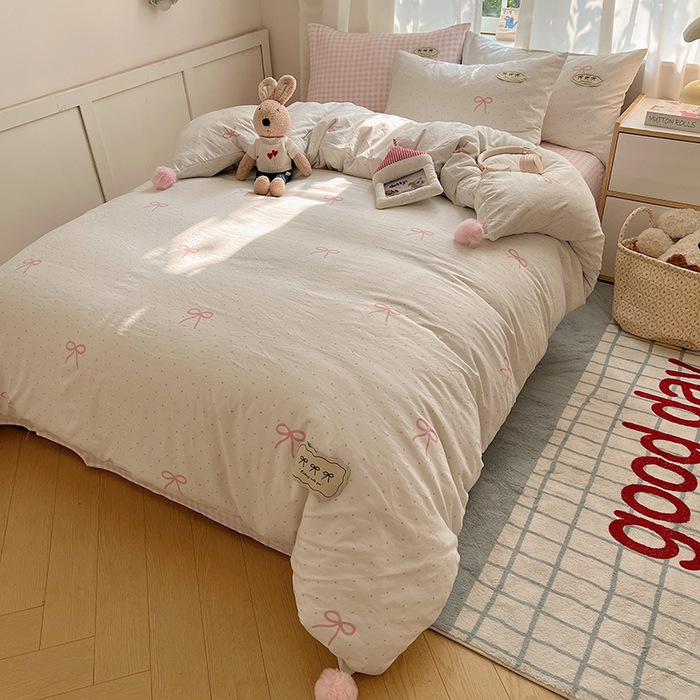 91家纺网 家纺一手货源 找家纺 桃心家居 2025新款A类ins云柔水洗棉织标混搭蝴蝶结毛球少女奶呼呼仙气四件套系列 水洗棉毛球-蝴蝶结粉果气泡