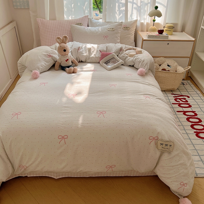 91家纺网 家纺一手货源 找家纺 桃心家居 2025新款A类ins云柔水洗棉织标混搭蝴蝶结毛球少女奶呼呼仙气四件套系列 水洗棉毛球-蝴蝶结粉果气泡