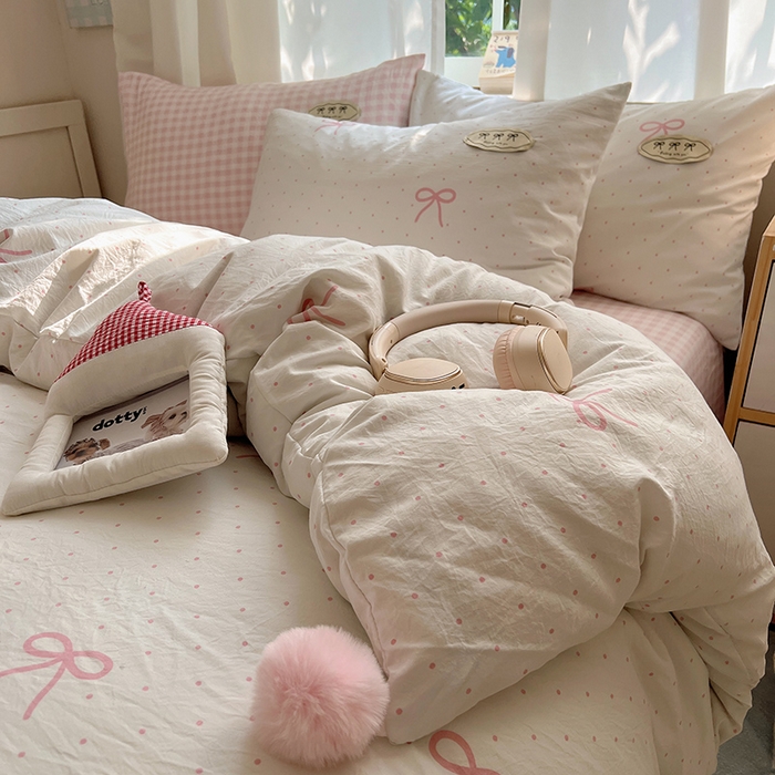 91家纺网 家纺一手货源 找家纺 桃心家居 2025新款A类ins云柔水洗棉织标混搭蝴蝶结毛球少女奶呼呼仙气四件套系列 水洗棉毛球-蝴蝶结粉果气泡