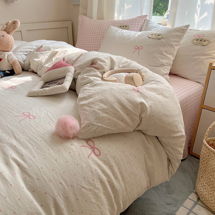 91家纺网 家纺一手货源 找家纺 桃心家居 2025新款A类ins云柔水洗棉织标混搭蝴蝶结毛球少女奶呼呼仙气四件套系列 水洗棉毛球-蝴蝶结粉果气泡