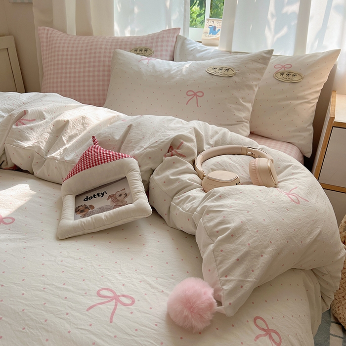 91家纺网 家纺一手货源 找家纺 桃心家居 2025新款A类ins云柔水洗棉织标混搭蝴蝶结毛球少女奶呼呼仙气四件套系列 水洗棉毛球-蝴蝶结粉果气泡
