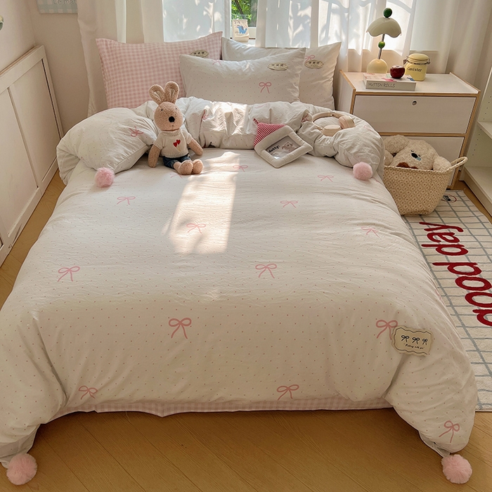 91家纺网 家纺一手货源 找家纺 桃心家居 2025新款A类ins云柔水洗棉织标混搭蝴蝶结毛球少女奶呼呼仙气四件套系列 水洗棉毛球-蝴蝶结粉果气泡