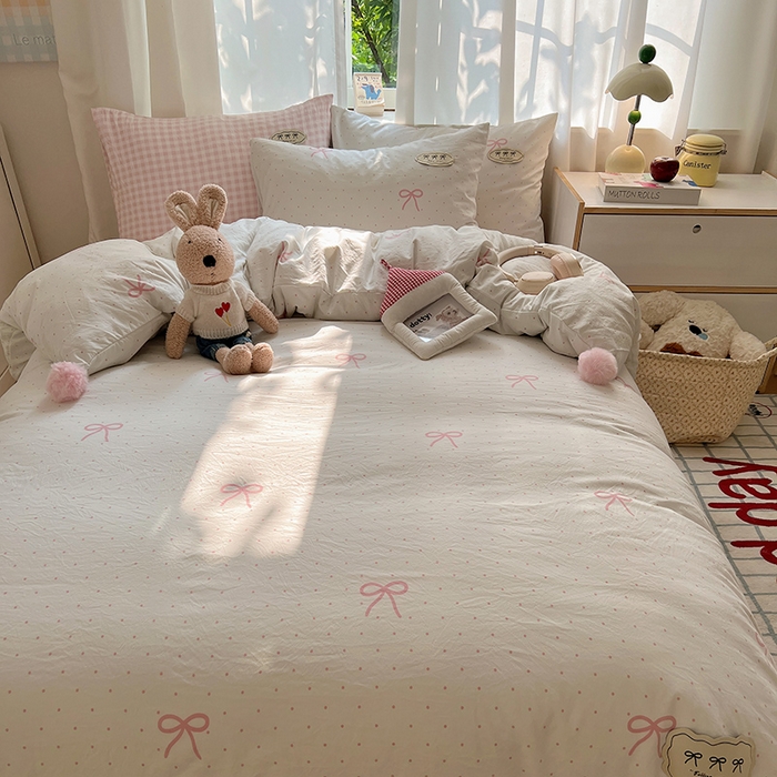 91家纺网 家纺一手货源 找家纺 桃心家居 2025新款A类ins云柔水洗棉织标混搭蝴蝶结毛球少女奶呼呼仙气四件套系列 水洗棉毛球-蝴蝶结粉果气泡