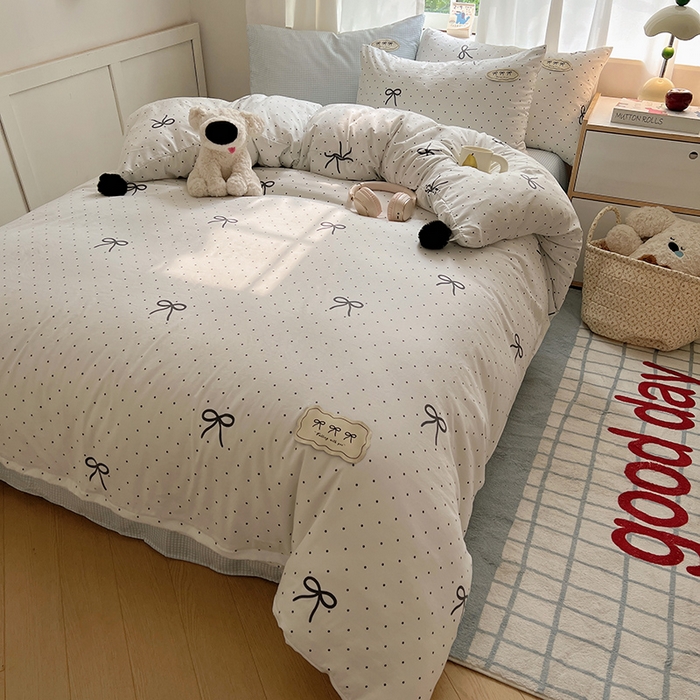 91家纺网 家纺一手货源 找家纺 桃心家居 2025新款A类ins云柔水洗棉织标混搭蝴蝶结毛球少女奶呼呼仙气四件套系列 水洗棉毛球-蝴蝶结可可小姐