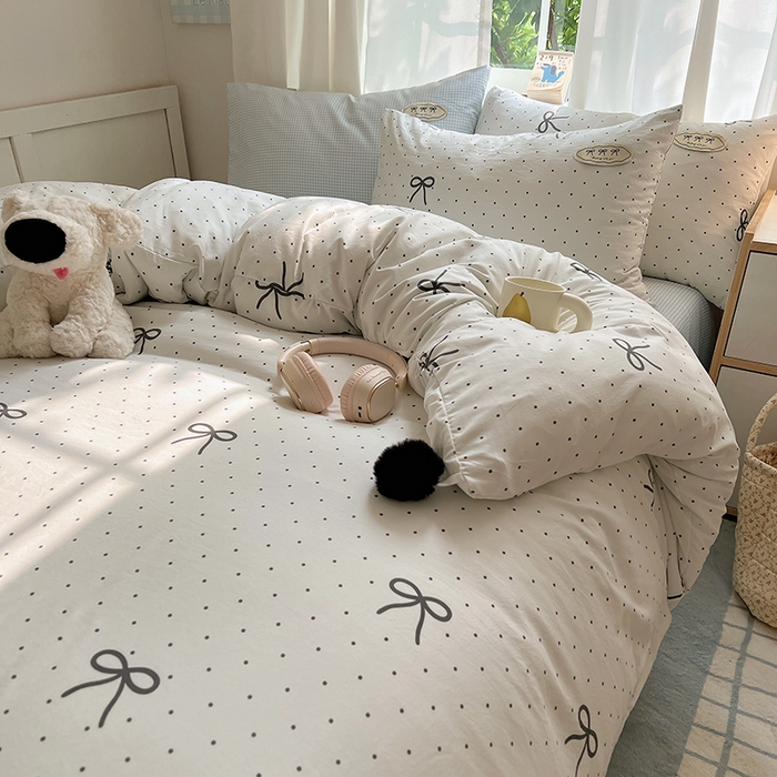 91家纺网 家纺一手货源 找家纺 桃心家居 2025新款A类ins云柔水洗棉织标混搭蝴蝶结毛球少女奶呼呼仙气四件套系列 水洗棉毛球-蝴蝶结可可小姐