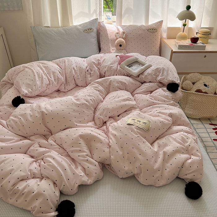 91家纺网 家纺一手货源 找家纺 桃心家居 2025新款A类ins云柔水洗棉织标混搭蝴蝶结毛球少女奶呼呼仙气四件套系列 水洗棉毛球-蝴蝶结奶昔粉蓝