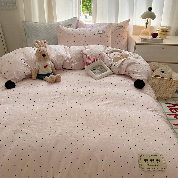 91家纺网 家纺一手货源 找家纺 桃心家居 2025新款A类ins云柔水洗棉织标混搭蝴蝶结毛球少女奶呼呼仙气四件套系列 水洗棉毛球-蝴蝶结奶昔粉蓝