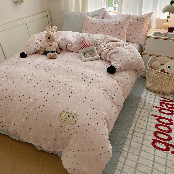 91家纺网 家纺一手货源 找家纺 桃心家居 2025新款A类ins云柔水洗棉织标混搭蝴蝶结毛球少女奶呼呼仙气四件套系列 水洗棉毛球-蝴蝶结奶昔粉蓝