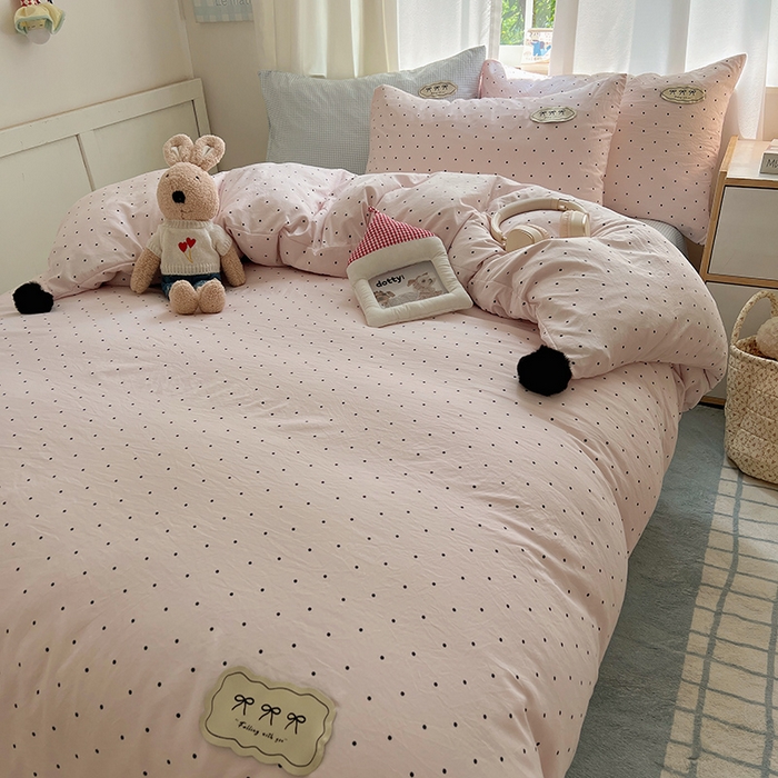 91家纺网 家纺一手货源 找家纺 桃心家居 2025新款A类ins云柔水洗棉织标混搭蝴蝶结毛球少女奶呼呼仙气四件套系列 水洗棉毛球-蝴蝶结奶昔粉蓝