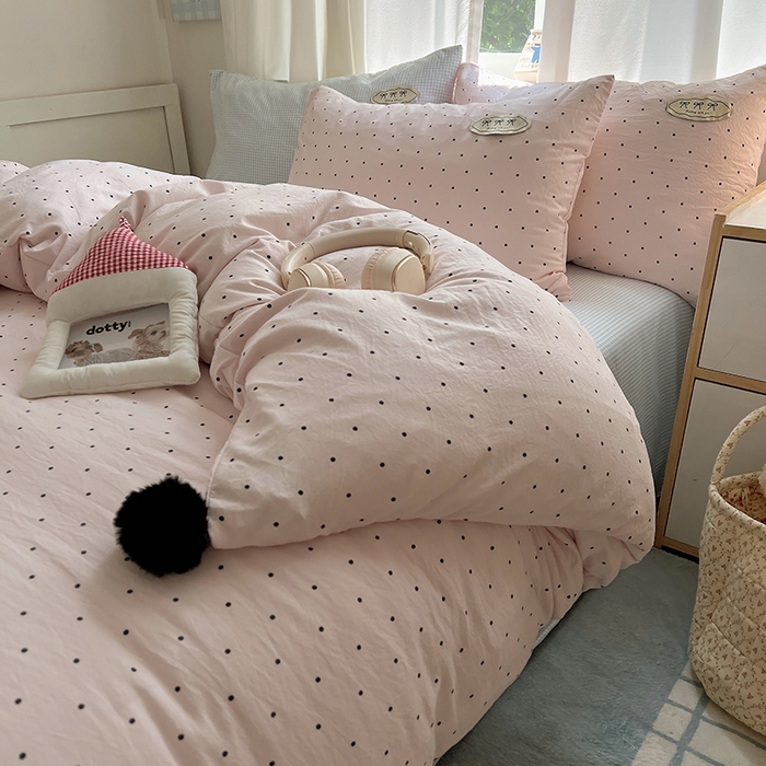 91家纺网 家纺一手货源 找家纺 桃心家居 2025新款A类ins云柔水洗棉织标混搭蝴蝶结毛球少女奶呼呼仙气四件套系列 水洗棉毛球-蝴蝶结奶昔粉蓝