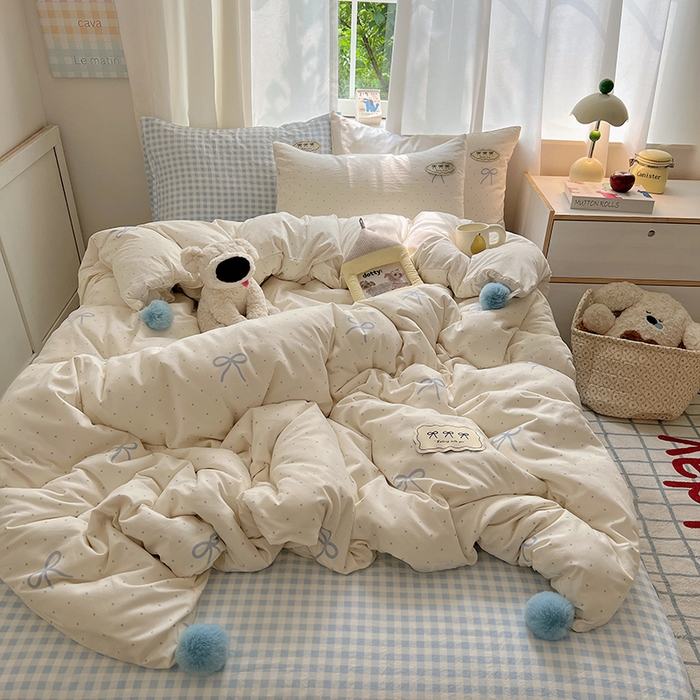 91家纺网 家纺一手货源 找家纺 桃心家居 2025新款A类ins云柔水洗棉织标混搭蝴蝶结毛球少女奶呼呼仙气四件套系列 水洗棉毛球-蝴蝶结清新梦蓝