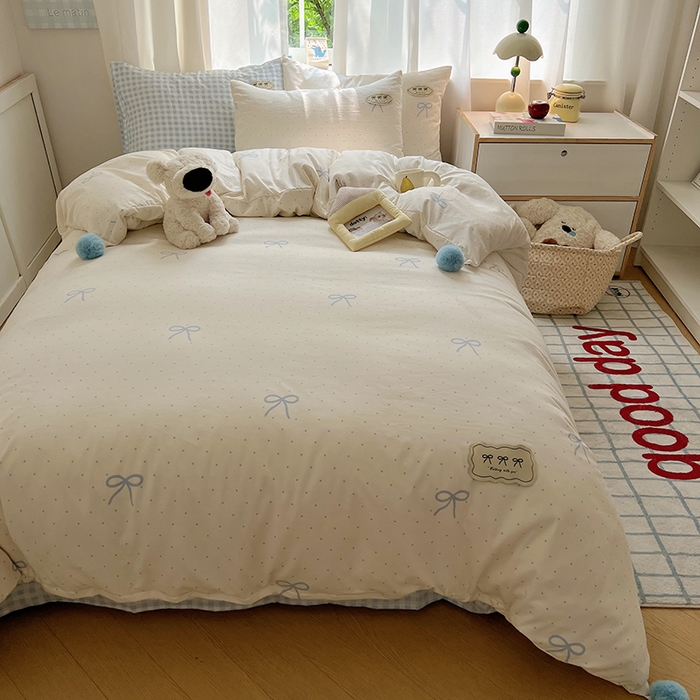 91家纺网 家纺一手货源 找家纺 桃心家居 2025新款A类ins云柔水洗棉织标混搭蝴蝶结毛球少女奶呼呼仙气四件套系列 水洗棉毛球-蝴蝶结清新梦蓝