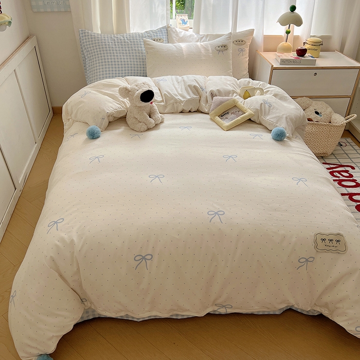 91家纺网 家纺一手货源 找家纺 桃心家居 2025新款A类ins云柔水洗棉织标混搭蝴蝶结毛球少女奶呼呼仙气四件套系列 水洗棉毛球-蝴蝶结清新梦蓝