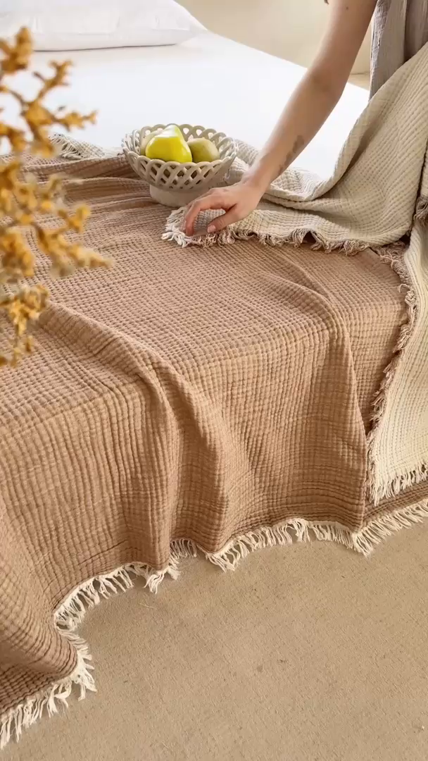 91家纺网 家纺一手货源 找家纺 （总）佰亿莱2025新款全棉四层纱流苏毯纯棉夏被盖毯空调毯