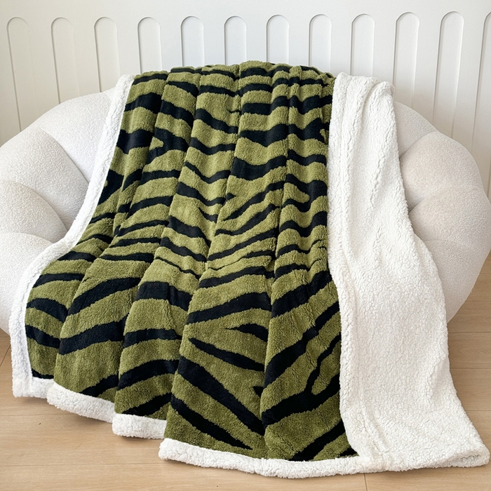 91家纺网 家纺一手货源 找家纺 丹本家纺 2025新款双层阳离子斑马纹提花塔芙绒羊羔绒跨境双层毛毯盖毯毯子 绿斑马纹