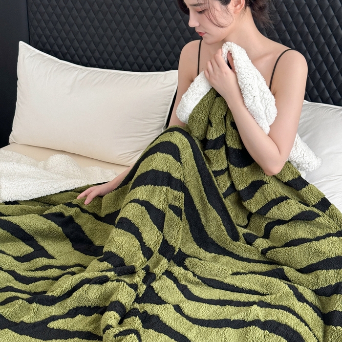 91家纺网 家纺一手货源 找家纺 丹本家纺 2025新款双层阳离子斑马纹提花塔芙绒羊羔绒跨境双层毛毯盖毯毯子 绿斑马纹