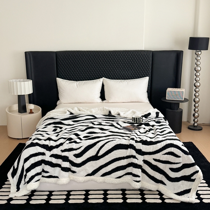 91家纺网 家纺一手货源 找家纺 丹本家纺 2025新款双层阳离子斑马纹提花塔芙绒羊羔绒跨境双层毛毯盖毯毯子 白斑马纹