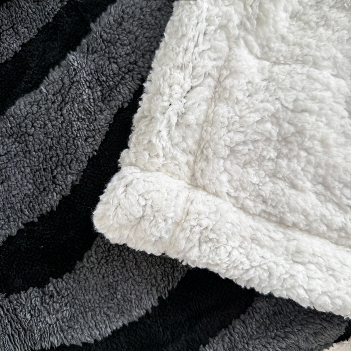 91家纺网 家纺一手货源 找家纺 丹本家纺 2025新款双层阳离子斑马纹提花塔芙绒羊羔绒跨境双层毛毯盖毯毯子 灰斑马纹